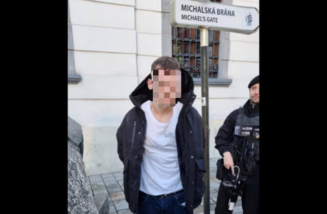 Hádka medzi dvoma mužmi sa skončila útokom nožom, nebezpečného páchateľa našli v uliciach Bratislavy