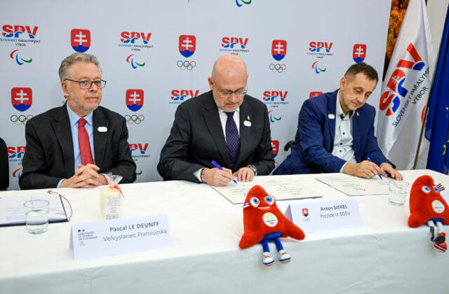Šéfovia SOŠV a SPV oficálne podpísali prihlášky na olympijské a paraolympijské hry v Paríži (video)