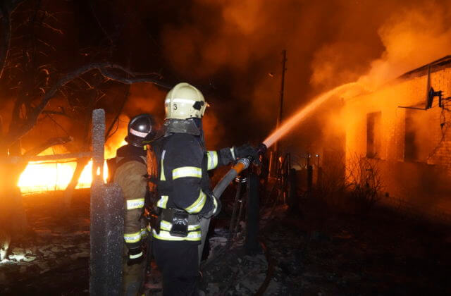 Útok dronov zasiahol benzínovú pumpu v Charkove a spôsobil požiar, medzi obeťami sú aj deti (video+foto)