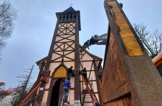 Pripravujú obnovu veže ikonického kostola. Občas sa čudujú, že sa ešte nepohla (video+foto)