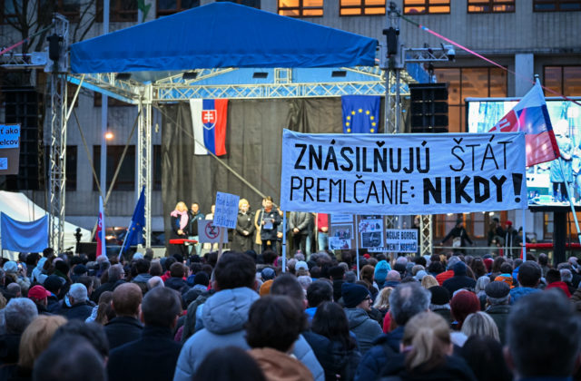 Tisíce ľudí na spomienke na Jána a Martinu kričali „Fico do basy“, herec Stanke posielal vládu do čerta (video+foto)