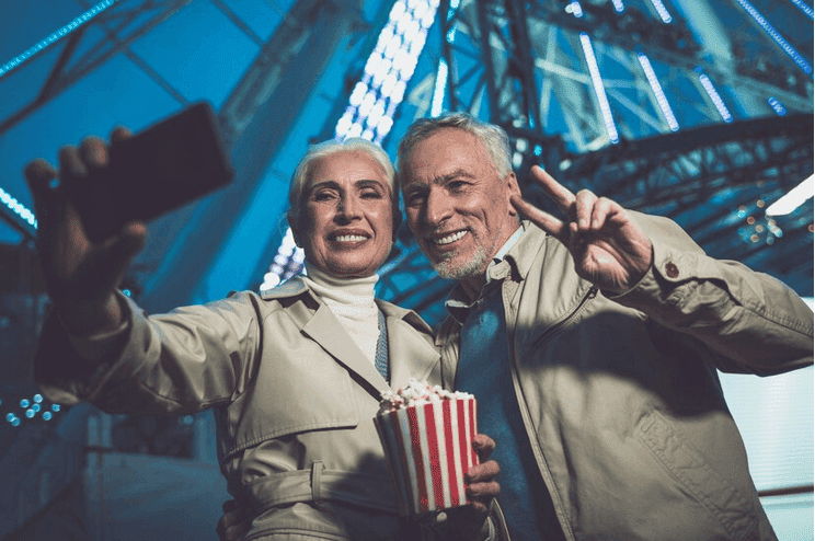 Zober babku a dedka do kina: Telekom nabáda na zvýšenú ochranu seniorov
