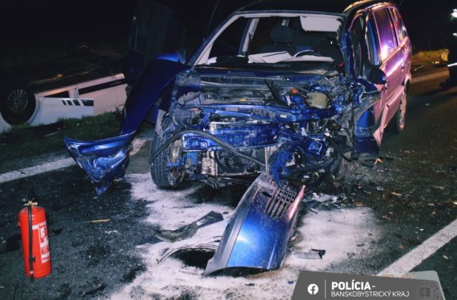 Pri Lučenci sa v noci zrazili dve osobné vozidlá, zranenia utrpela spolujazdkyňa aj vodič jedného z áut (foto)