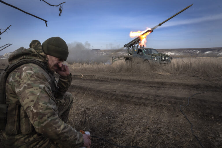Rusi prišli o ďalších takmer tisíc vojakov aj jeden raketomet, hlási ukrajinský generálny štáb