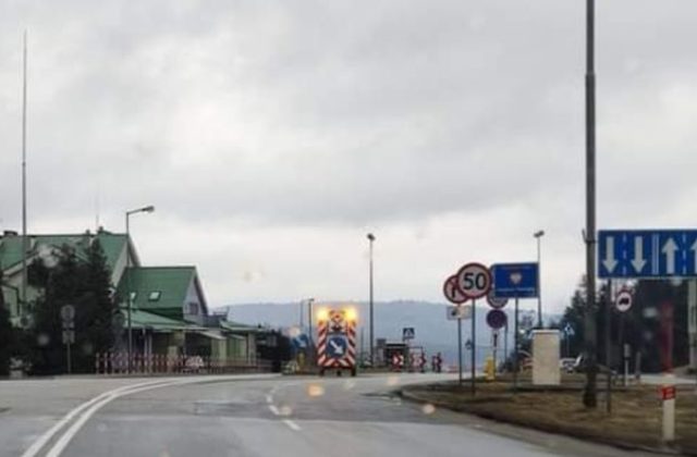 Na hraničnom priechode Vyšný Komárnik – Barwinek sa tvoria kolóny kamiónov, podľa polície majú niekoľko kilometrov