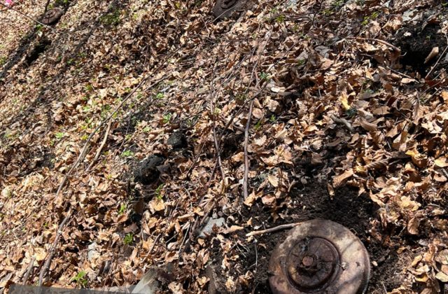 Muž našiel v lese tri protitankové míny, muníciu zneškodnil pyrotechnik (foto)