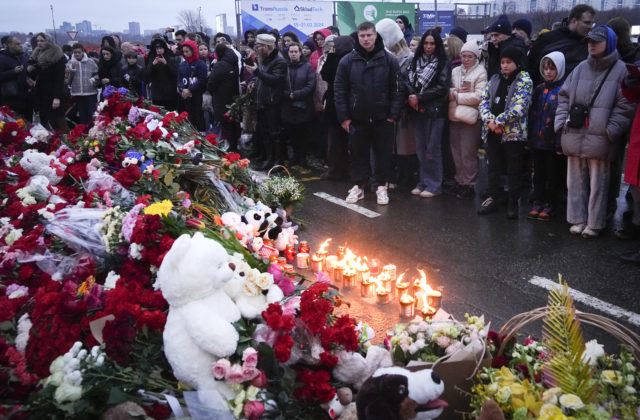 Útok na moskovskú koncertnú sálu Crocus si vyžiadal 137 mŕtvych. Kto za ním stojí?