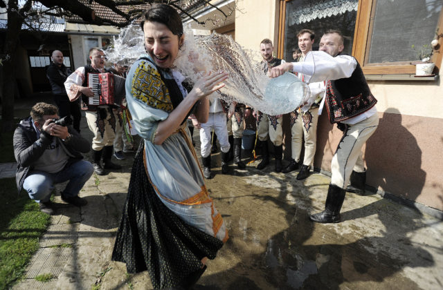 Slovenská šibačka patrí medzi najunikátnejšie veľkonočné tradície, najextrémnejší zvyk majú Filipínci
