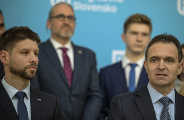 Ficova vláda pre pomstu hádže investície von oknom, podľa progresívcov sú ohrozené takmer štyri miliardy