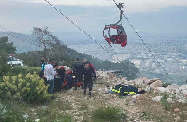 V Turecku zahynula jedna osoba po páde kabínky z lanovky, záchranári musia vyslobodiť desiatky ľudí (video+foto)