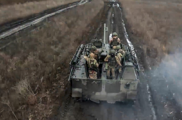 Rusi prišli o ďalšie stovky vojakov, Ukrajinci im zničili päť tankov aj obrnené vozidlá