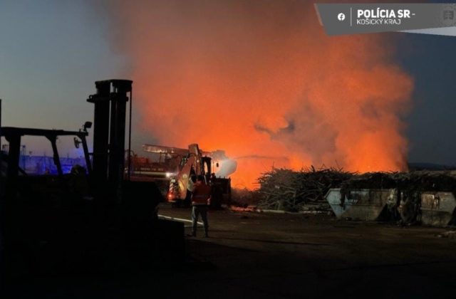 V obci Čaňa vypukol veľký požiar, poškodené boli viaceré objekty (video+foto)