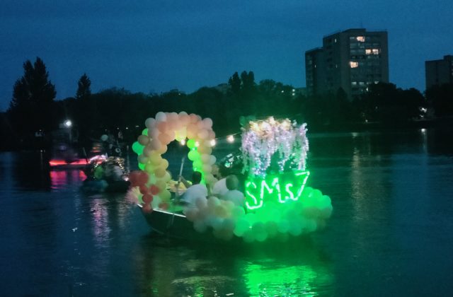 Na sídlisko Nad jazerom zavítali Košické Benátky, predstavilo sa 16 vlastnoručne vyrobených lodí (video+foto)