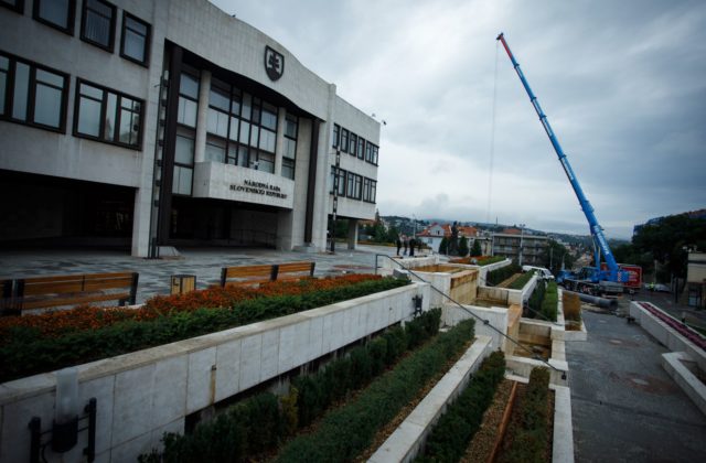 Parlament si pripomína 30. výročie od prvého rokovania v novej budove, pre zmenu režimu museli projekt stavby meniť