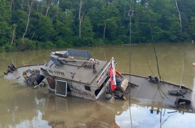 V Petržalke sa potopilo plavidlo, vyťahovať ho museli pomocou žeriavu (foto)