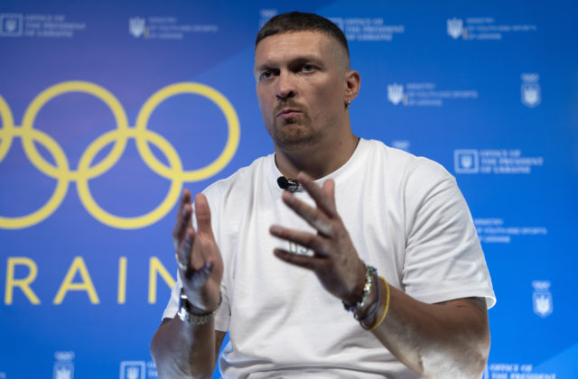 Šampión v ťažkej váhe Usyk prišiel podporiť Ukrajincov do Paríža. Bojujú na inom fronte a to si treba vážiť, povedal