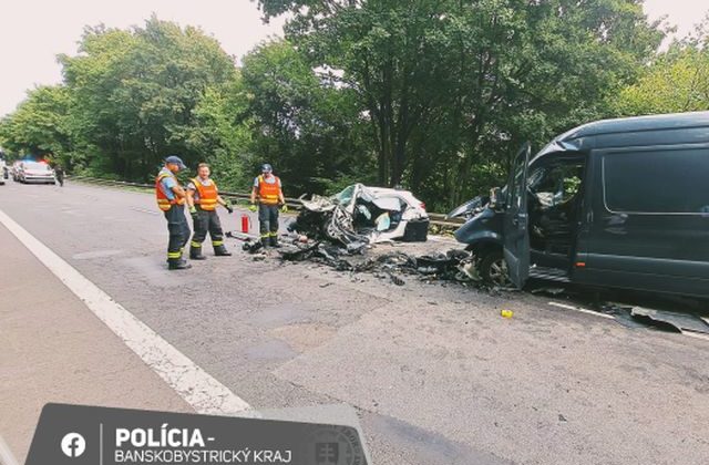 Vodič prešiel do protismeru a čelne sa zrazil s autom, zraneniam na mieste podľahol (foto)