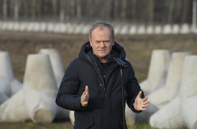 Poľský premiér Tusk bol skontrolovať opevnenia na hraniciach s Ruskom, hovorí o „investícii do mieru“