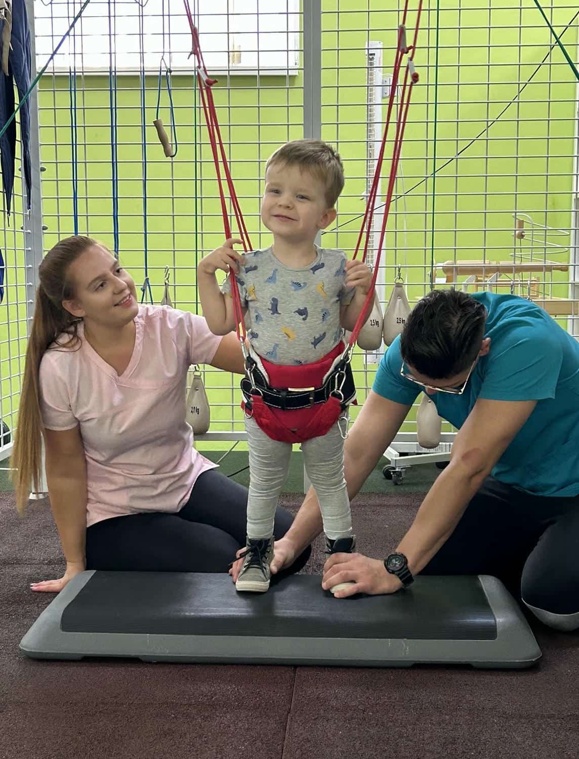 chlapec na rehabilitáciách