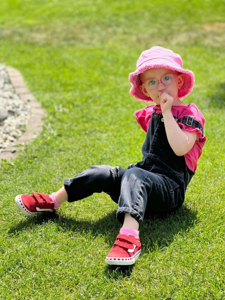 dievčatko s klobúkom na hlave