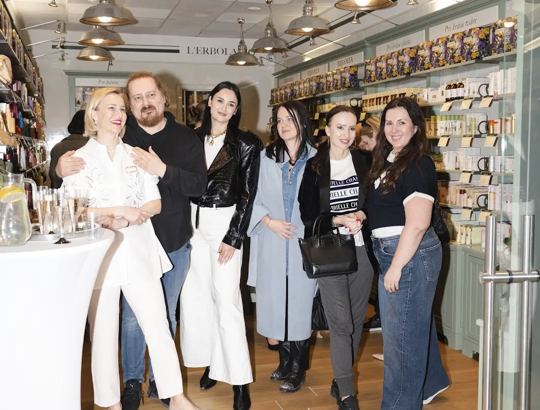 na snimke su hodnotiaci influenceri