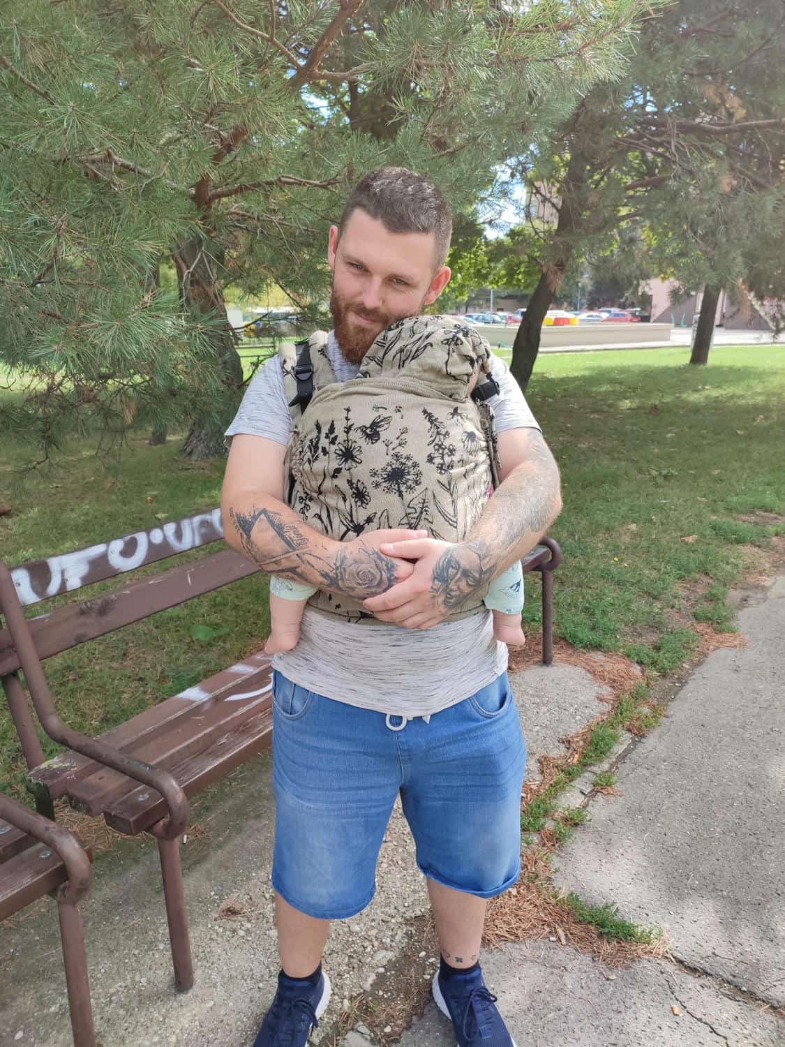 S nosením svojho synčeka nemá žiadny problém a hrdo ho nosí. S nosením svojho synčeka nemá žiadny problém a hrdo ho nosí.