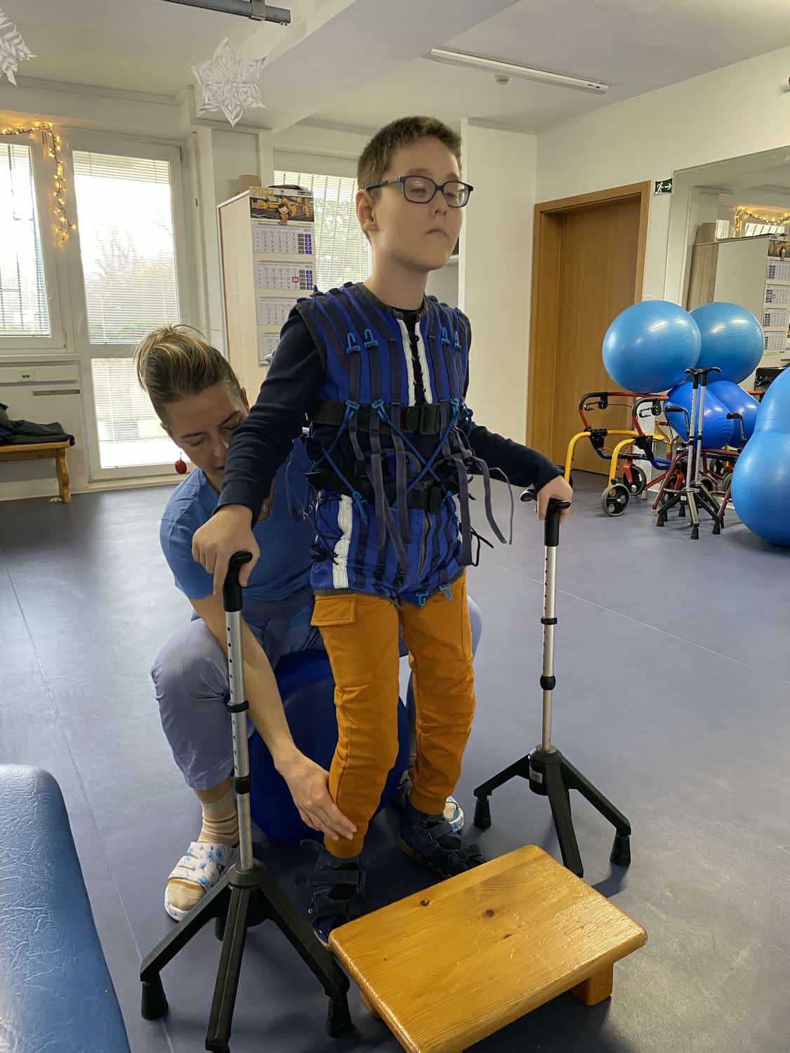 chlapec na rehabilitáciách