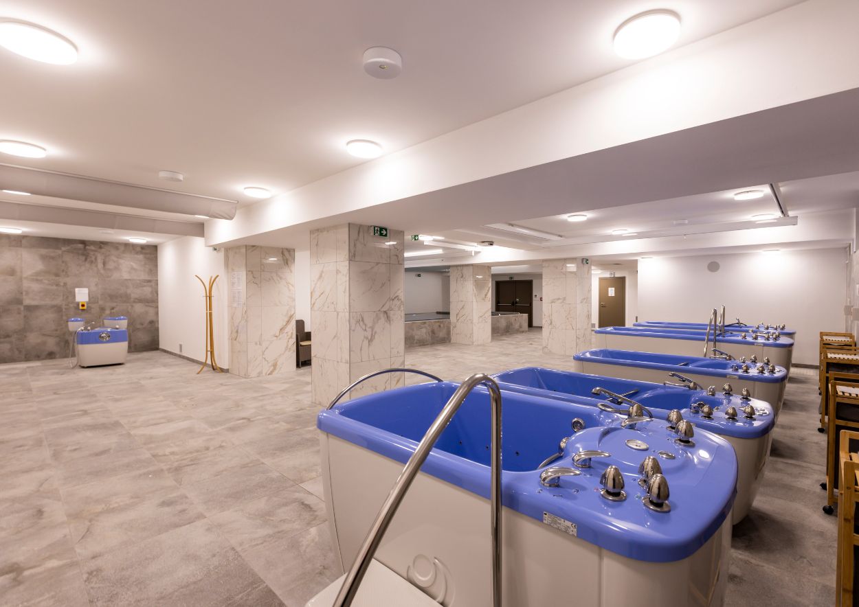 Našim benefitom je moderné hydrocentrum s bazénom s teplou vodou, ktorý môžu pacienti využívať aj v rámci voľného času, hydromasážne vane, ale aj prístrojová terapia Motrend Našim benefitom je moderné hydrocentrum s bazénom s teplou vodou, ktorý môžu pacienti využívať aj v rámci voľného času, hydromasážne vane, ale aj prístrojová terapia Motrend