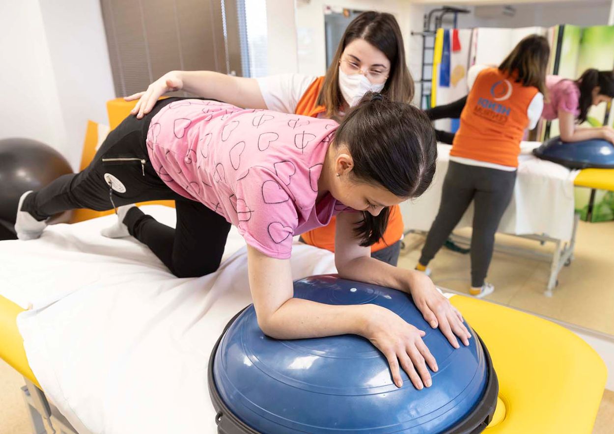 Pre deti je dôležité, aby bola rehabilitácia hravá a zábavná, pretože to zvyšuje ich motiváciu a spoluprácu Pre deti je dôležité, aby bola rehabilitácia hravá a zábavná, pretože to zvyšuje ich motiváciu a spoluprácu