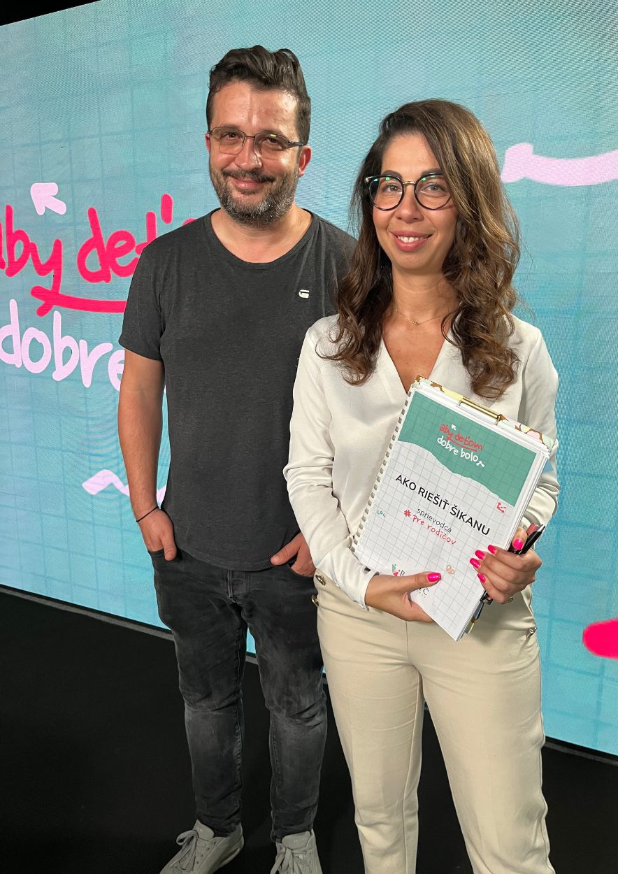 Ivett spolu s Romanom Oružinským, otcom, ktorý prešiel so svojím synom skúsenosťou so šikanou.