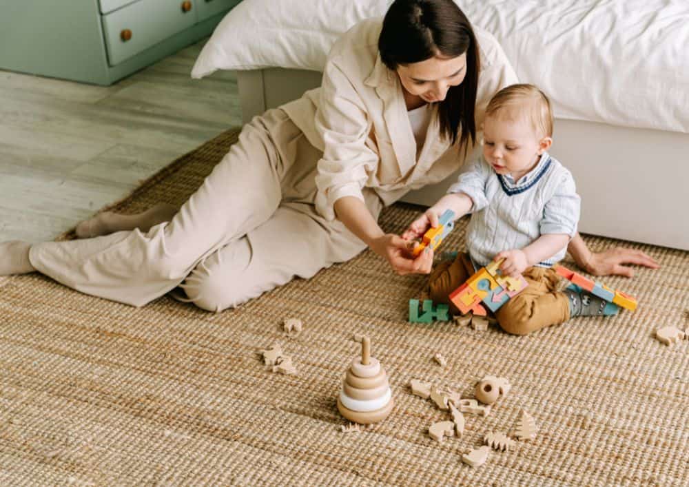 Vytvárajte jednoduché hry, kde si dieťa môže vymieňať predmety s vami alebo s inými deťmi, čím sa učí sociálnym interakciám a zdieľaniu.