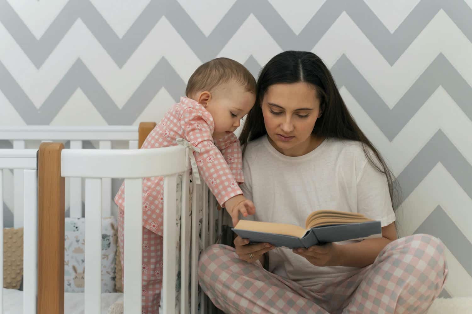 čítanie knihy bábätku