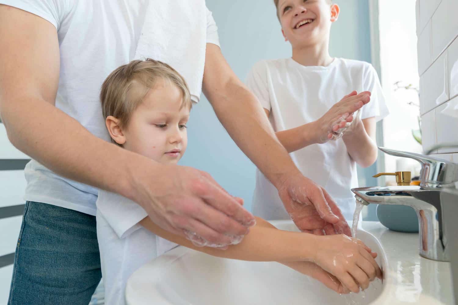 dieťa si umýva ruky