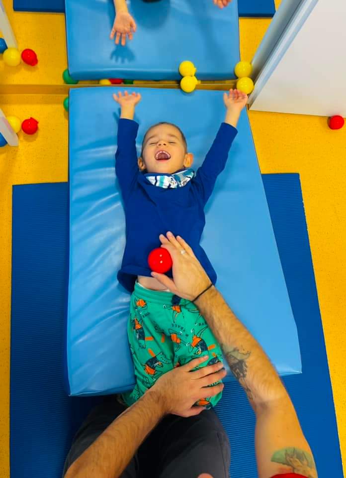 chlapec na rehabilitácií