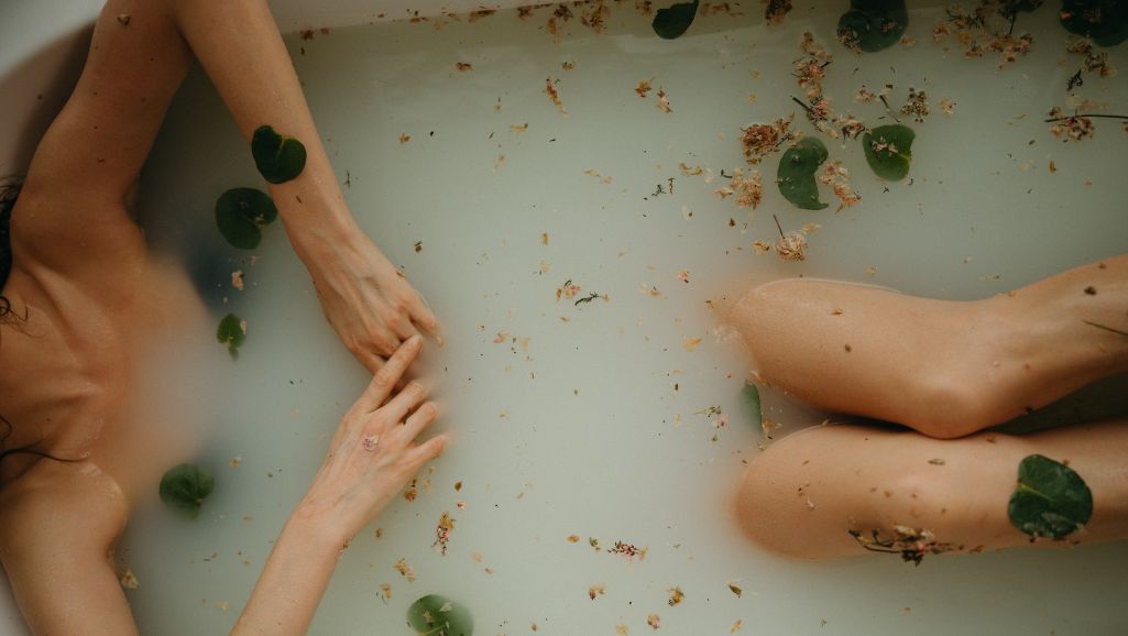 mliečny kúpeľ s bylinkami mliečny kúpeľ s bylinkami