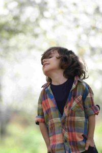 chlapec s rukami vo vačku