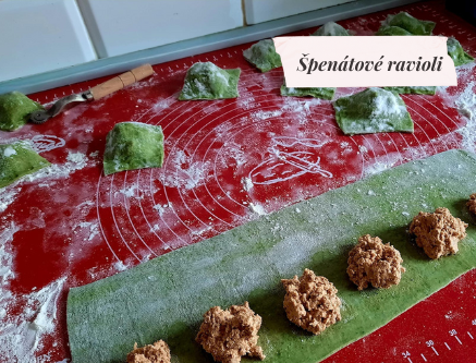 Špenátové ravioli s mäsovo-ricottovou plnkou a paradajkovou omáčkou