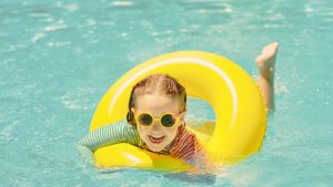 dieťa na nafukovačke