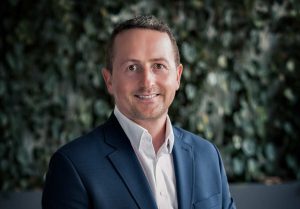 Dnes hľadáme v práci lídra, nie autoritu lipnúcu na moci a kontrole