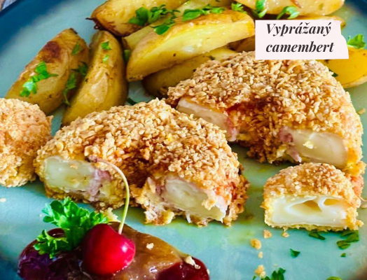 Vyprážaný camembert so slaninkou v kukuričných lupienkoch so sezamom + opekané zemiaky