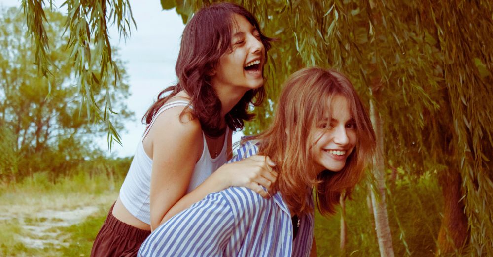 Autor fotky: Ninari: https://www.pexels.com/sk-sk/photo/priatelia-les-listy-na-zvislo-20559142/