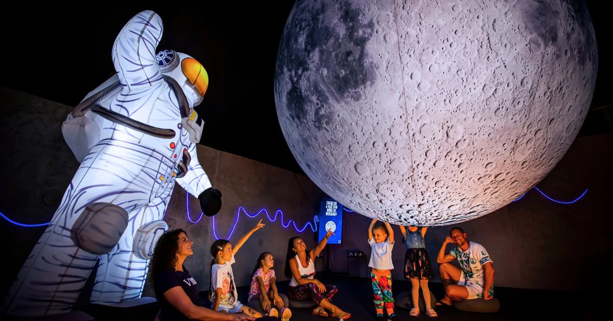 Zo zaprášeného skladu vytvoril Marek Kováčik svet LuminaVerse, do ktorého sa chodia hrať aj dospelí